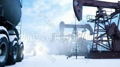 工业<strong>油</strong>泵在冬季运行，在<strong>油</strong>田泵原<strong>油</strong>。 <strong>油</strong>车经过<strong>油</strong>泵..